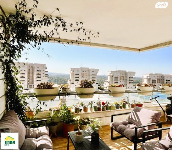 דירה, צור יצחק