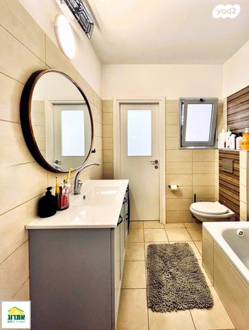 דירה, צור יצחק