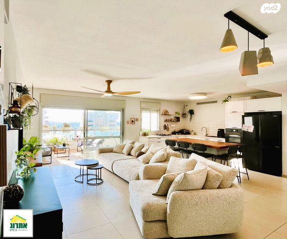 דירה, צור יצחק