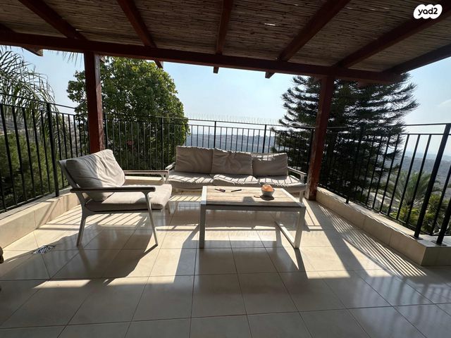 דו משפחתי, אלפי מנשה