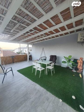 דו משפחתי, אירוס 16, שכונת הורדים, קרית שמונה