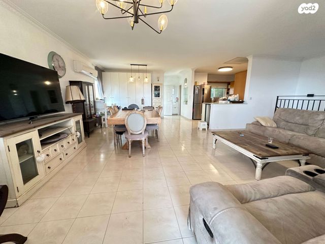 דו משפחתי, אלפי מנשה