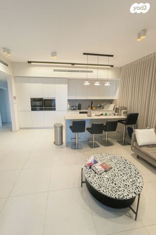 מונטיפיורי, הרכבת