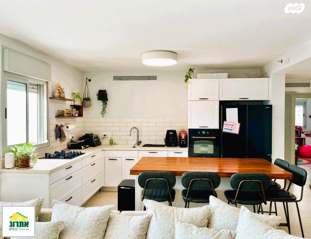 דירה, צור יצחק