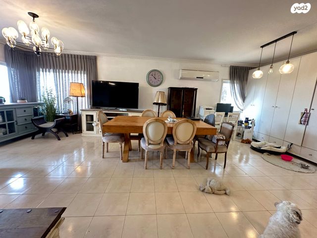 דו משפחתי, אלפי מנשה