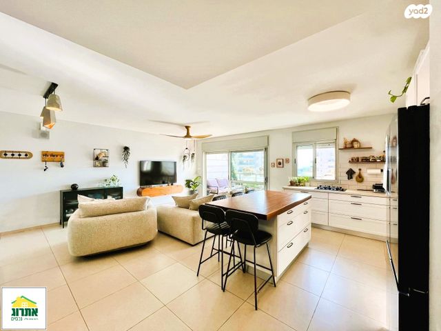 דירה, צור יצחק