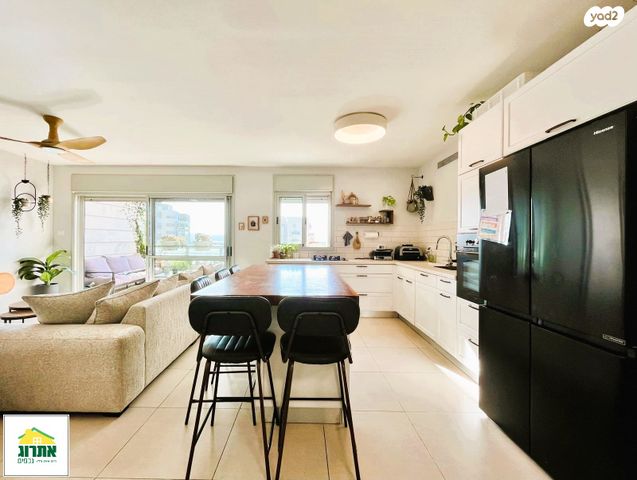 דירה, צור יצחק