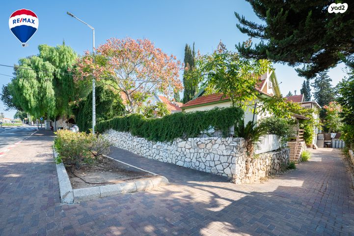 דו משפחתי, הכובשים, זכרון יעקב