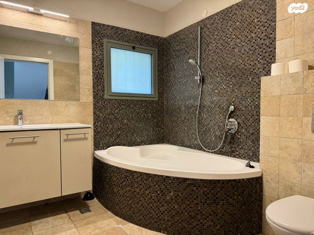 בית פרטי/ קוטג', אחיהוד בן שלומי, הראשונים, שלומי