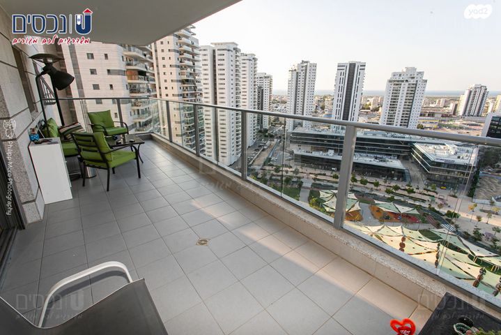 דירה, עפרה חזה, משכנות האומנים, קרית מוצקין