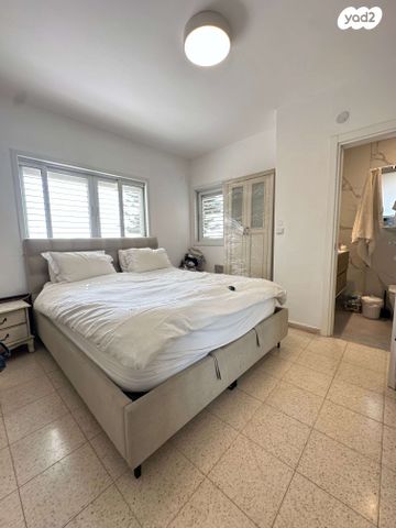 דו משפחתי, אלפי מנשה