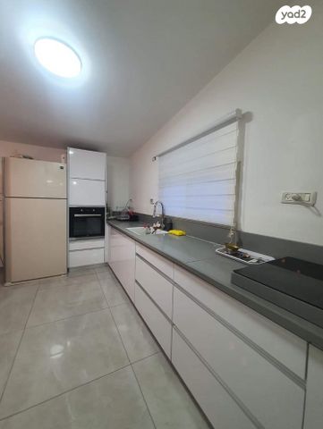 דו משפחתי, אירוס 16, שכונת הורדים, קרית שמונה