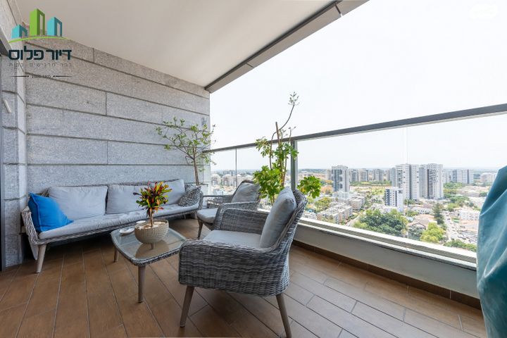 גג/ פנטהאוז, שעריים, רחובות