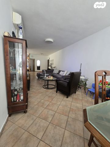 דירה, מנדלי מוכר ספרים, בת ים