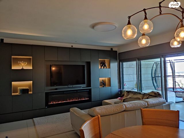 גג/ פנטהאוז, שעריים, רחובות