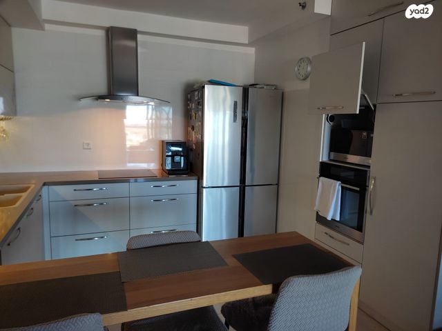 גג/ פנטהאוז, שעריים, רחובות