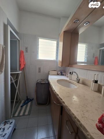 דירה, מנדלי מוכר ספרים, בת ים