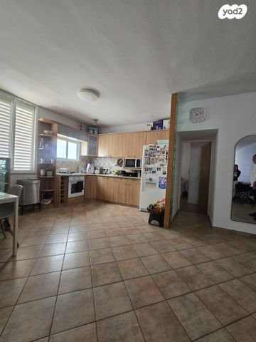 דירה, מנדלי מוכר ספרים, בת ים