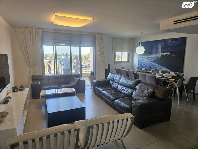 דירה, יהודה עמיחי, נווה זמר, רעננה