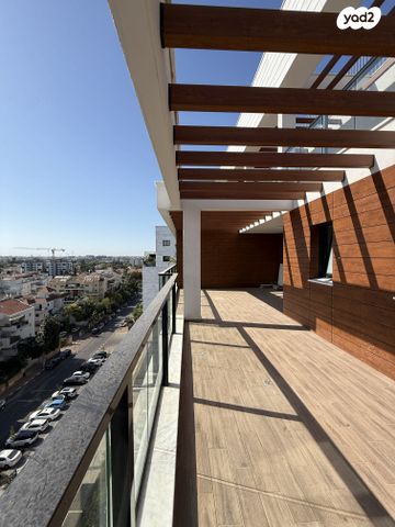 גג/ פנטהאוז, 2004, רעננה