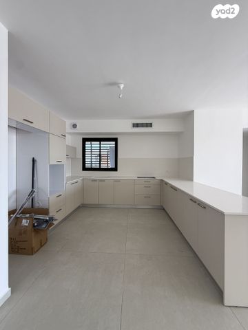 גג/ פנטהאוז, 2004, רעננה