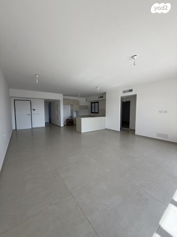 גג/ פנטהאוז, 2004, רעננה