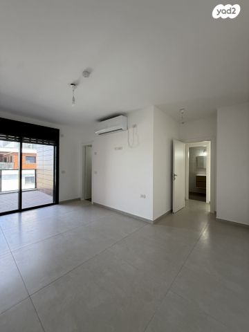 גג/ פנטהאוז, 2004, רעננה