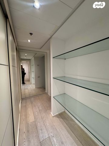 ניסים אלוני 