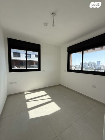 גג/ פנטהאוז, 2004, רעננה