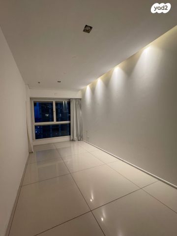 דירה, ניסים אלוני, צמרות איילון, פארק צמרת, תל אביב יפו