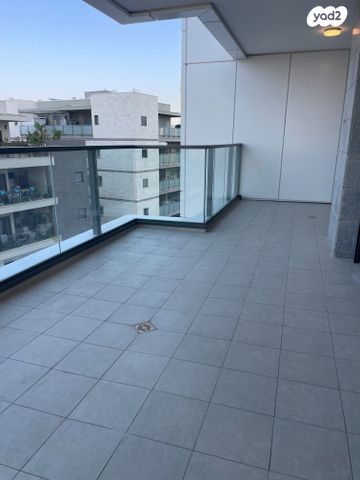 דירה, הר מירון, הרצליה