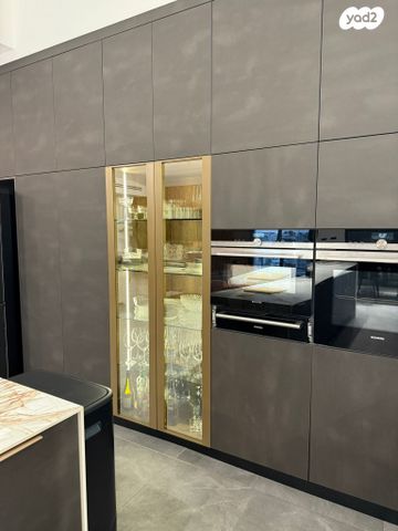 בצל האורנים