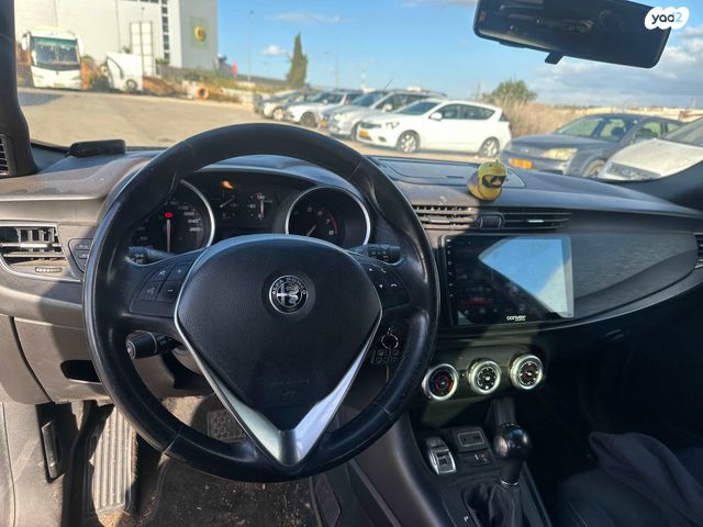 מודעת רכב אלפא רומיאו ג'ולייטה