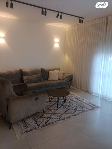 חנוך לוין 16