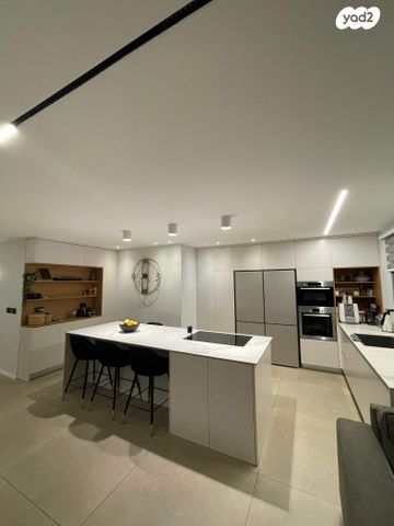 גג/ פנטהאוז, יואל 9, פסגות אפק, ראש העין