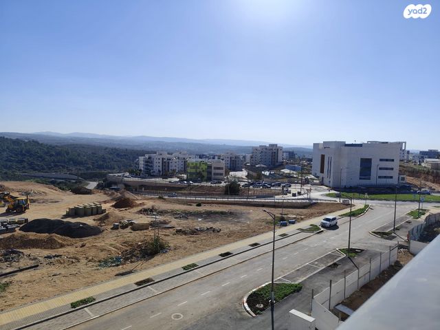 דירה, דרך ארץ 72, הפרחים, חריש