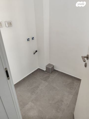 דירה, דרך ארץ 72, הפרחים, חריש