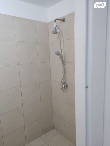 יגאל אלון 23