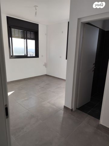 דירה, דרך ארץ 72, הפרחים, חריש