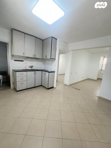 שדרות דגניה 8