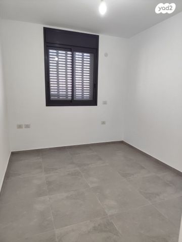 דירה, דרך ארץ 72, הפרחים, חריש