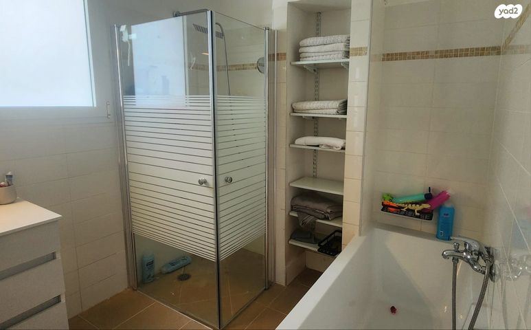 דירה, השיירה 1, בן עמי, בן עמי