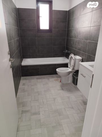 דירה, דרך ארץ 72, הפרחים, חריש