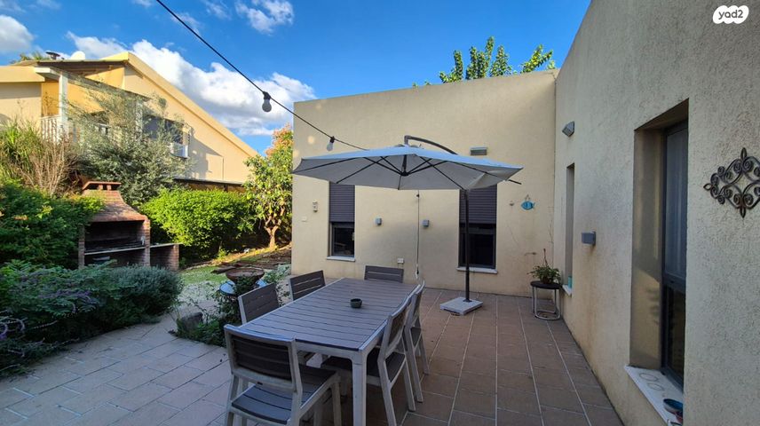 בית פרטי/ קוטג', הראשונים 22, אומץ, אומץ