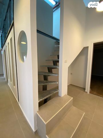 דרך מנחם בגין 12