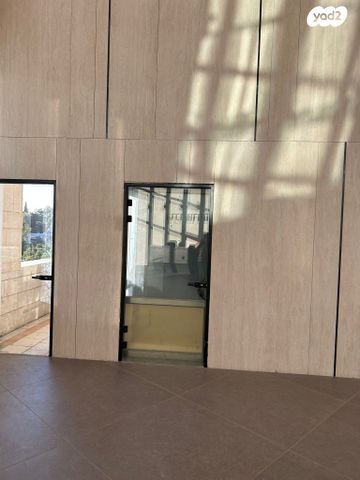 כנפי נשרים 68