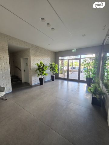 דירת גן, פרופ' יהודית בירק, רחובות המדע, רחובות