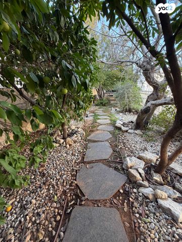 דירת גן, אלמוגן, הנחלים, מודיעין מכבים רעות