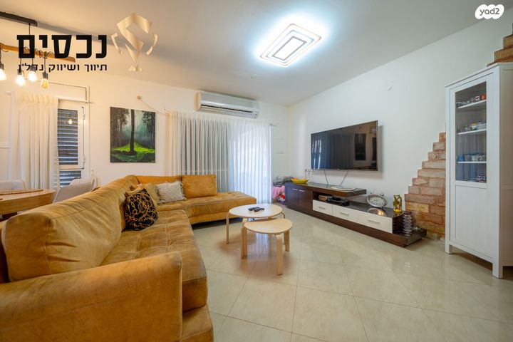 דו משפחתי, בית אריה / עופרים