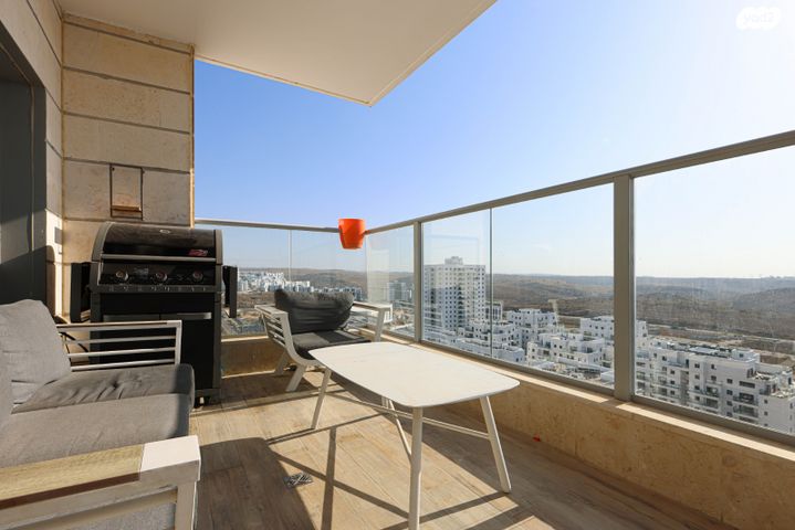 דירה, חיים הרצוג, פסגות אפק, ראש העין